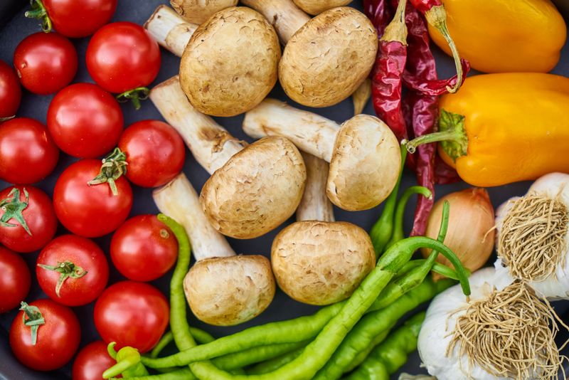 Calabazas y verduras de otoño dispuestas sobre una mesa de madera